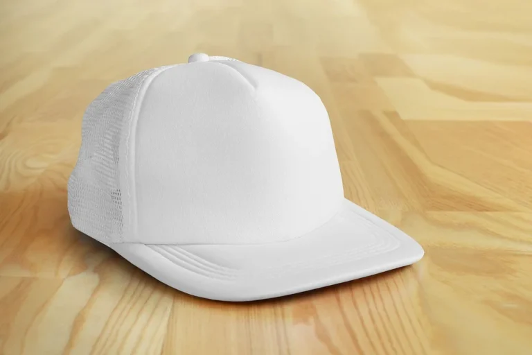Casquette tendance portée par un homme élégant en extérieur