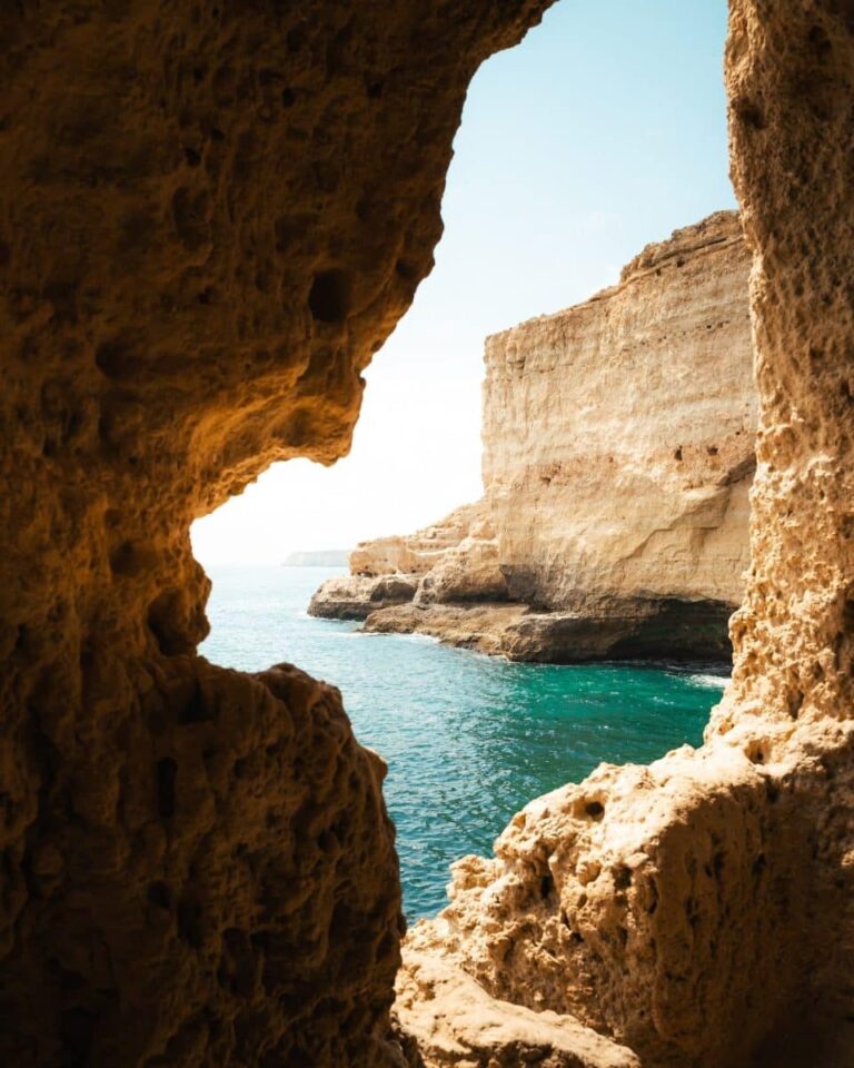 Vue panoramique des falaises et de l'océan à Madère