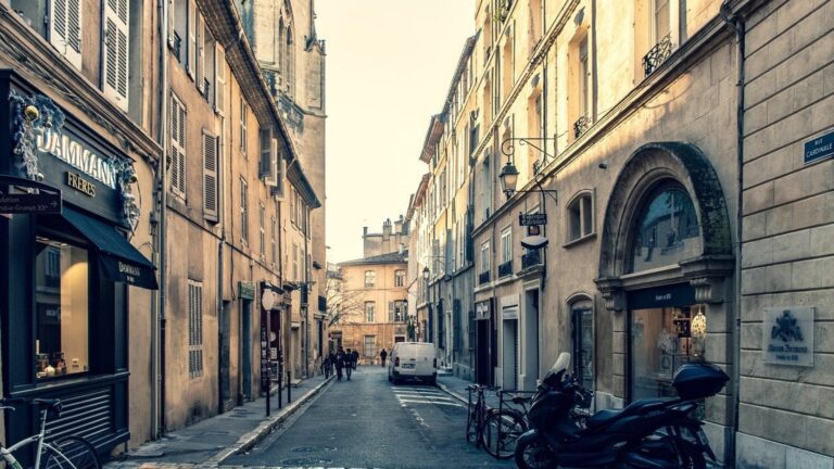 Vue panoramique d'Aix-en-Provence avec ses bâtiments historiques et son ambiance dynamique