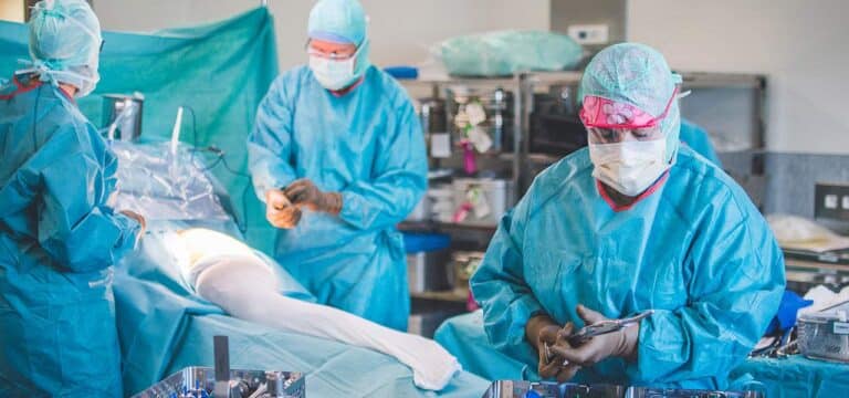 Consultation d'un patient chez un médecin orthopédiste
