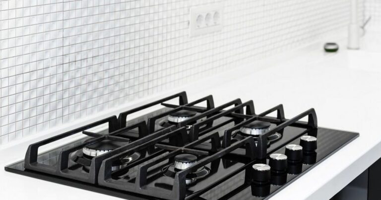 Cuisinière électrique moderne avec surface vitrocéramique et boutons de contrôle