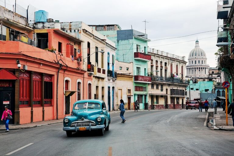 Vue panoramique de Cuba avec ses paysages tropicaux et son architecture colorée