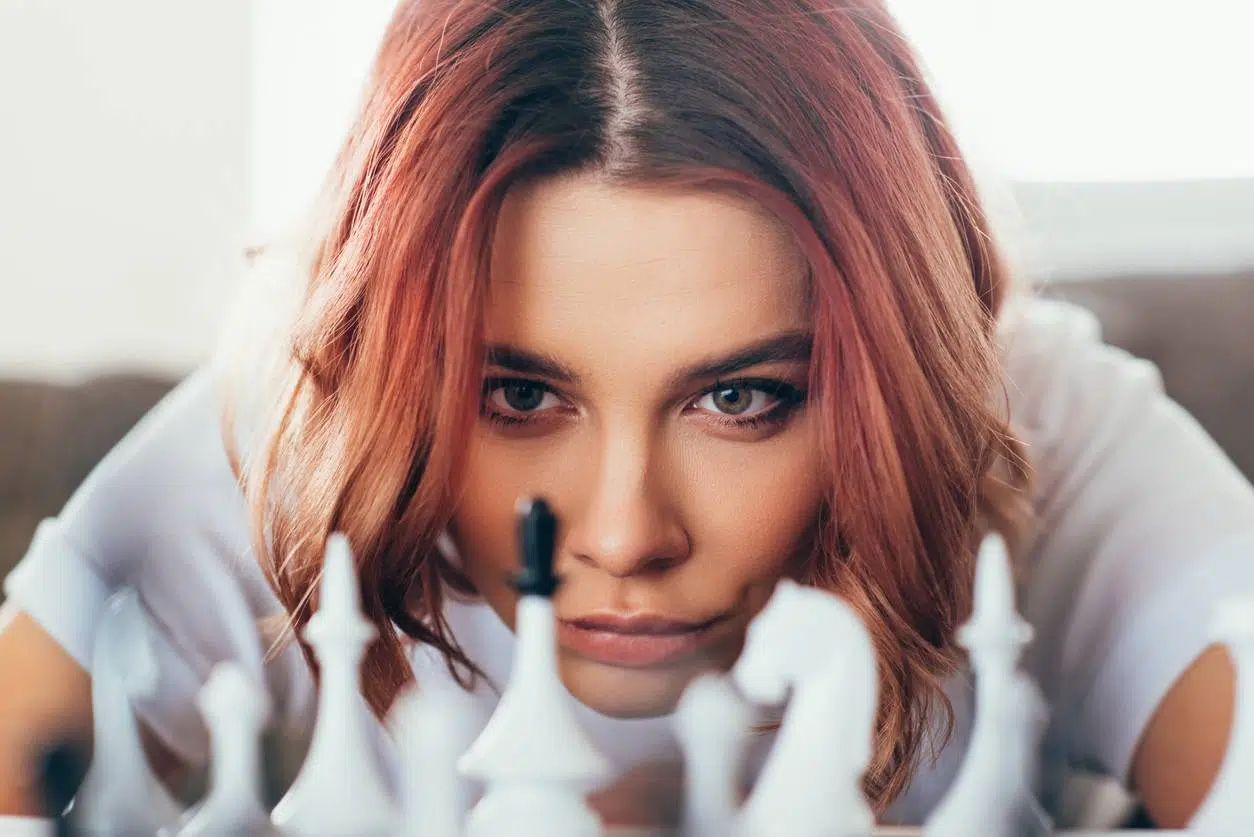 femme jeu d'échecs