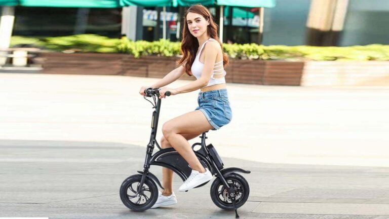 Draisienne électrique pour enfants en pleine utilisation dans un parc