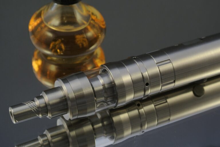 Remplissage d'une cigarette électronique avec un clearomiseur en action