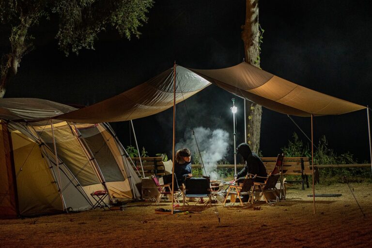 Vacanciers profitant d'un camping en pleine nature en France