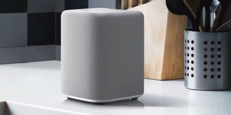 enceinte wifi moderne sur une table avec des accessoires audio