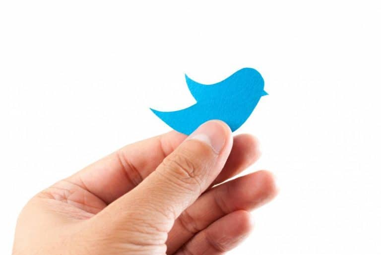 Graphique illustrant l'augmentation des followers sur Twitter avec des flèches ascendantes