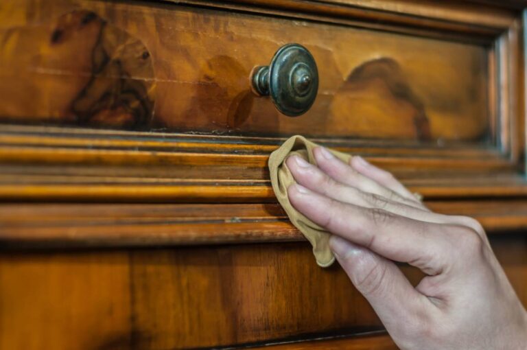 Produits essentiels pour entretenir le mobilier en bois