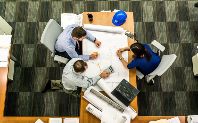Étudiants en prépa architecture discutant de leurs projets académiques