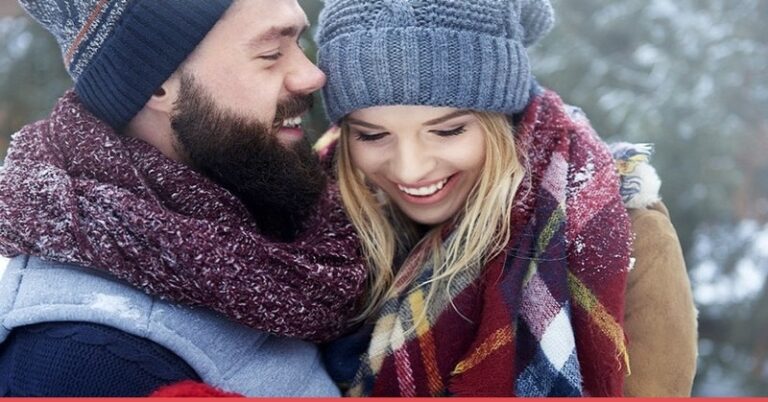 Un couple souriant partage un moment tendre et complice