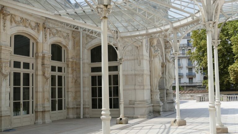 Vue panoramique de Vichy avec espaces verts et architecture agréable