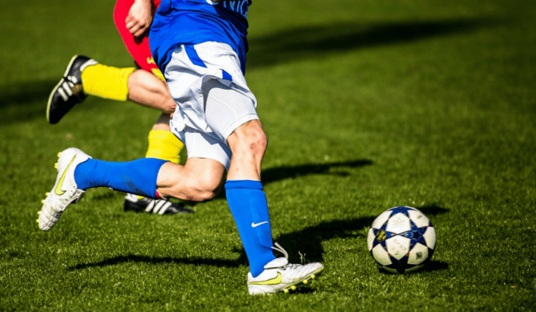 Joueurs de football célébrant une victoire sur le terrain