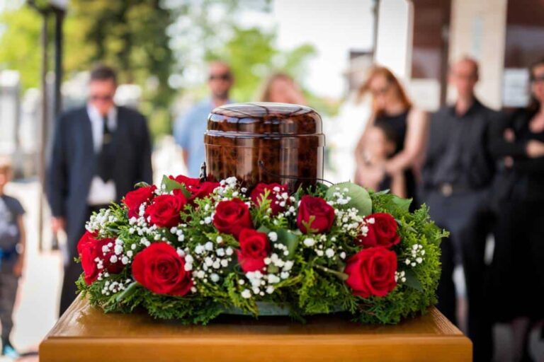 Rites funéraires symboliques pour accompagner le deuil et honorer les défunts