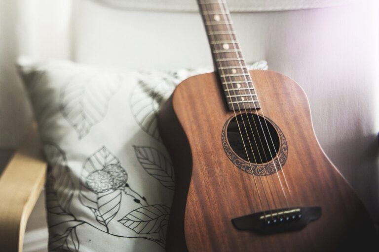 guitariste jouant de la guitare dans un cadre inspirant