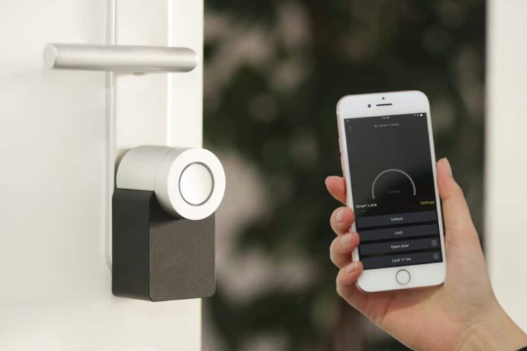 Alarme GSM installée dans un salon moderne pour la sécurité domestique