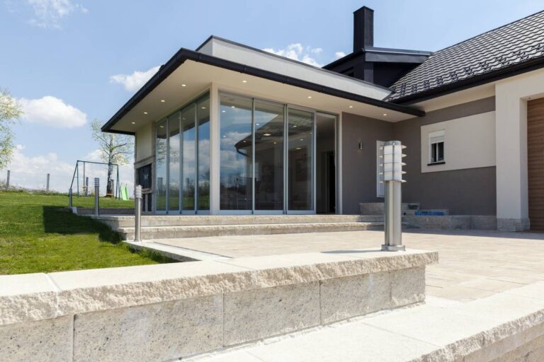 Comparaison des menuiseries en aluminium et PVC pour la construction