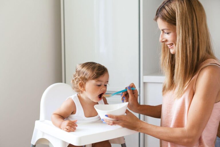 Bébé de 6 mois découvrant des féculents dans son assiette