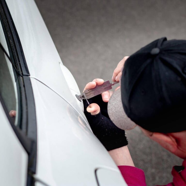 Serrurier aidant un client à ouvrir une porte verrouillée