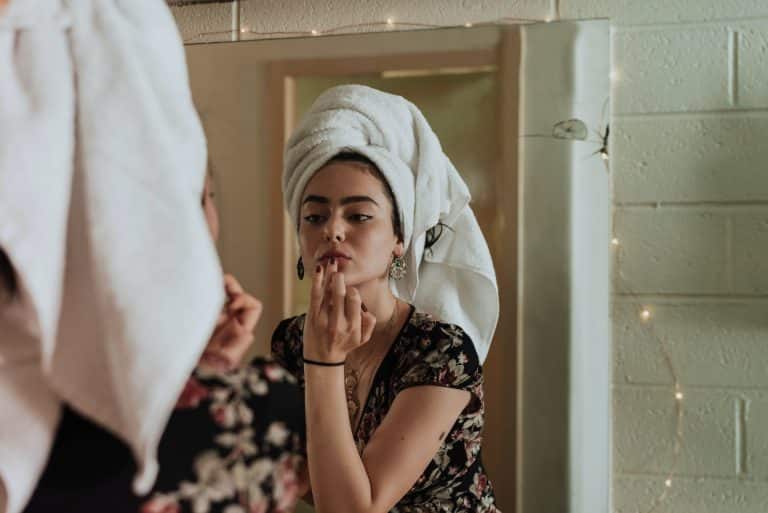 Sérum teinté appliqué sur une peau radieuse et naturelle