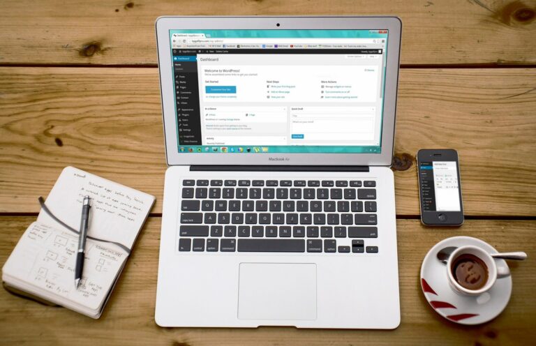 ordinateur portable affichant un site internet en cours de création