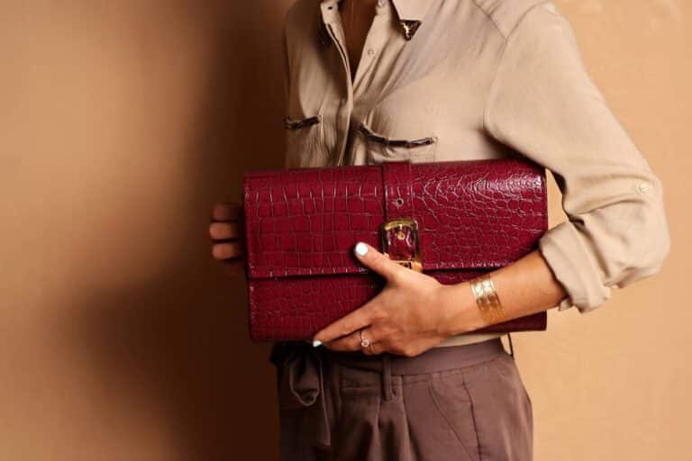 sac vintage tendance hiver sur fond neigeux
