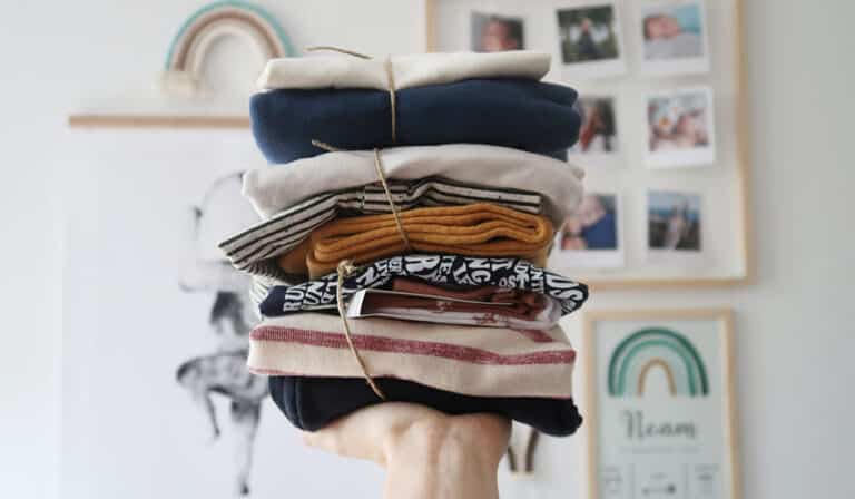 Vêtements colorés pour enfants dans une boîte pratique et stylée