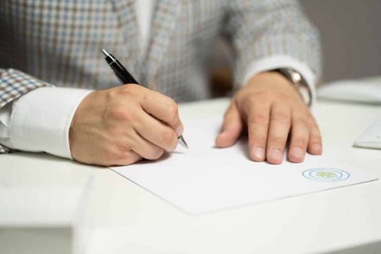 Homme réfléchissant à la résiliation de son assurance habitation