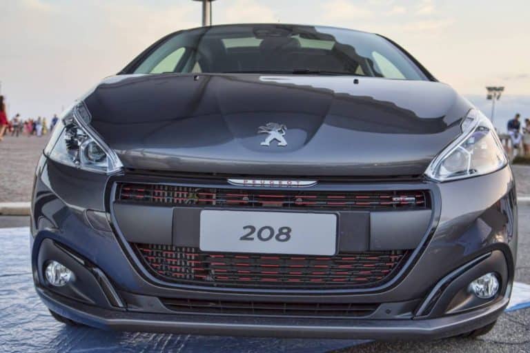 Peugeot 208 en ville avec un intérieur spacieux et moderne