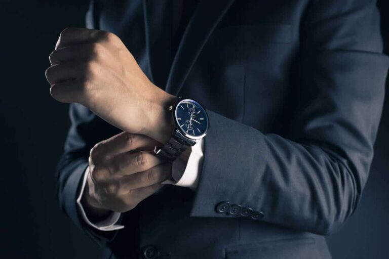 Montres tendance colorées et vintage sur fond stylisé