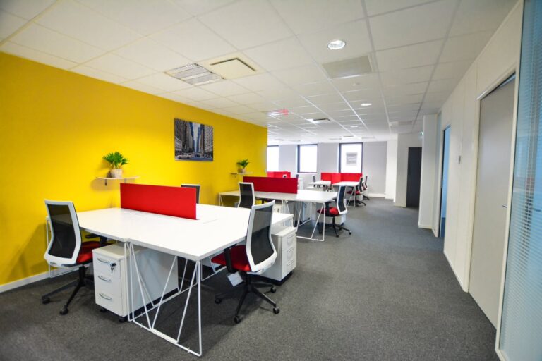 Groupe d'entrepreneurs collaborant dans un espace de coworking moderne