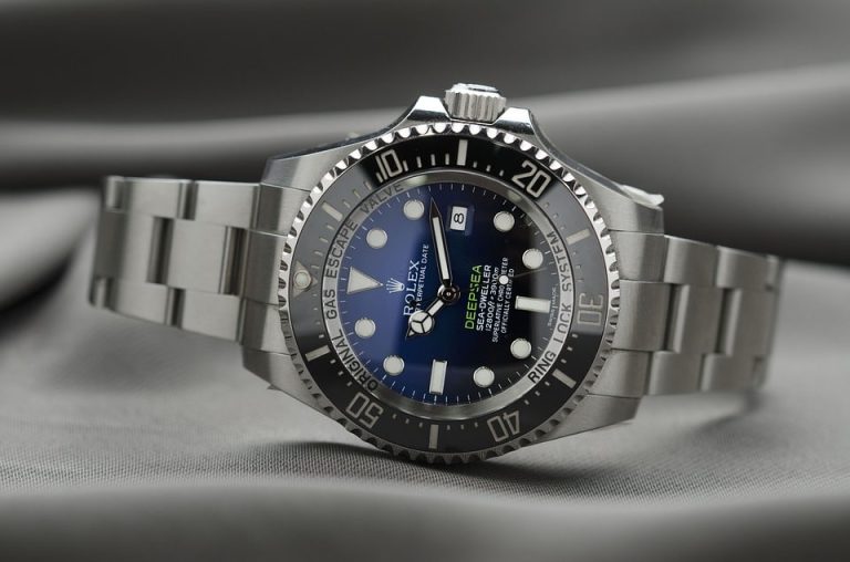 Montre automatique suisse avec cadran détaillé et bracelet en cuir