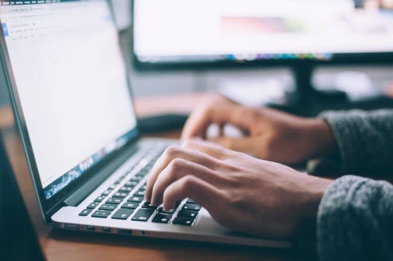 Utilisation d'un correcteur de grammaire en ligne pour améliorer l'écriture