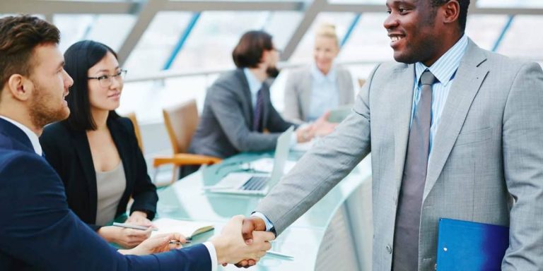consultant SIRH en réunion avec des responsables RH et DSI