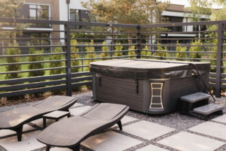 Optez pour le confort et l'élégance grâce à une couverture de spa sur mesure