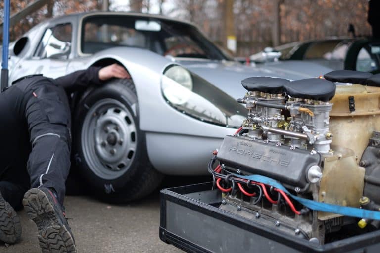 Casse auto avec pièces détachées pour réparation de voiture