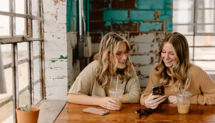 deux mamans prenant un café