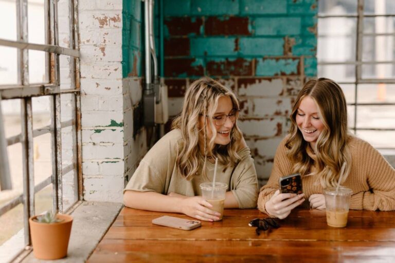 deux mamans prenant un café