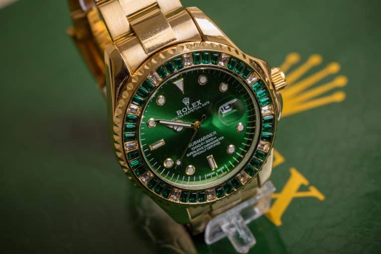 Montre de luxe élégante sur un fond neutre