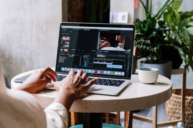 Graphiste freelance travaillant sur un projet créatif en ligne