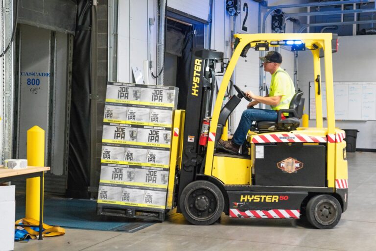 chariot élévateur télescopique en action dans un entrepôt industriel