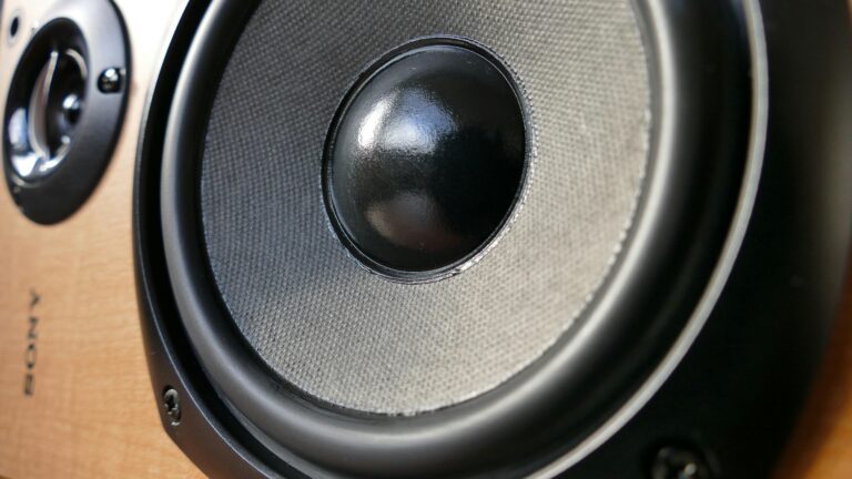 Enceintes actives en démonstration lors d'un événement audio professionnel