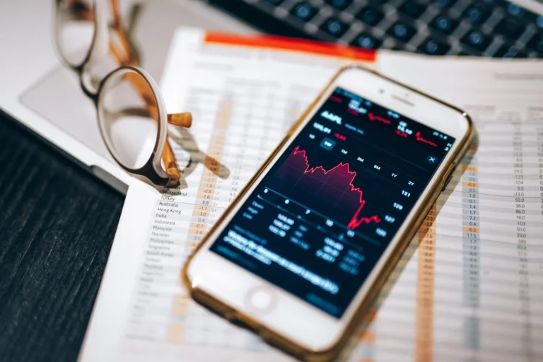 Un trader analysant des graphiques financiers sur un ordinateur