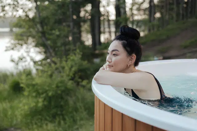 Une femme dans un spa