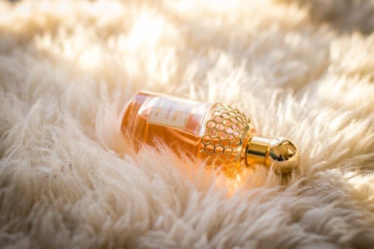 Femme choisissant un parfum dans une boutique élégante