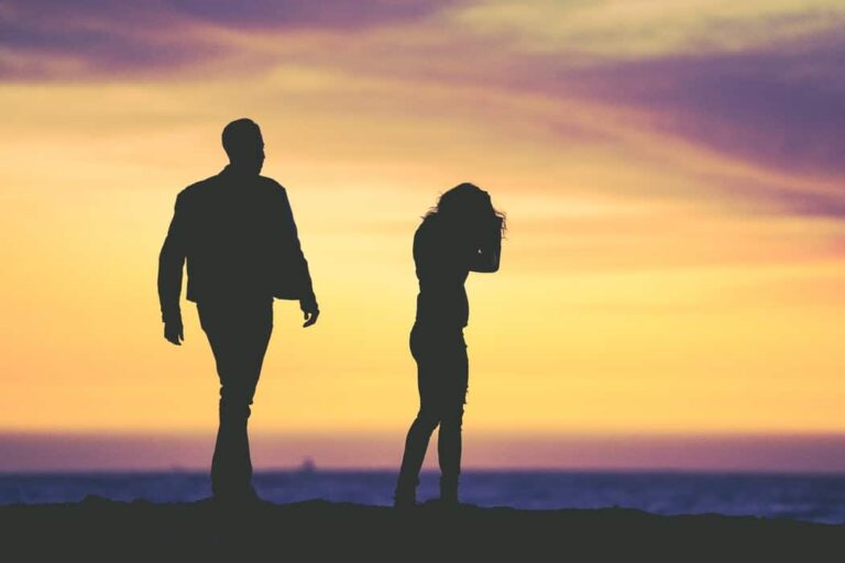 Homme pensif regardant une femme avec des sentiments ambivalents