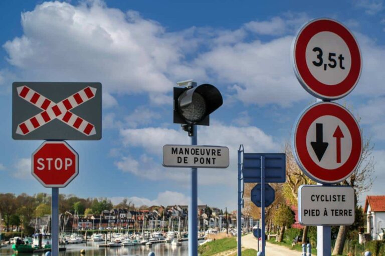 Aspirant conducteur étudiant le Code de la route avant l'examen