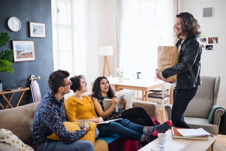 Choisir une assurance habitation adaptée à la colocation