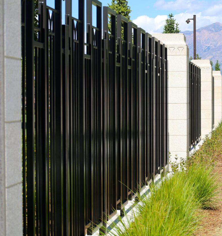 Portail en aluminium moderne installé dans un jardin sécurisé