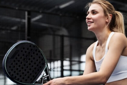 Pourquoi le padel à 4 devient le sport d’équipe idéal pour amis et familles ?